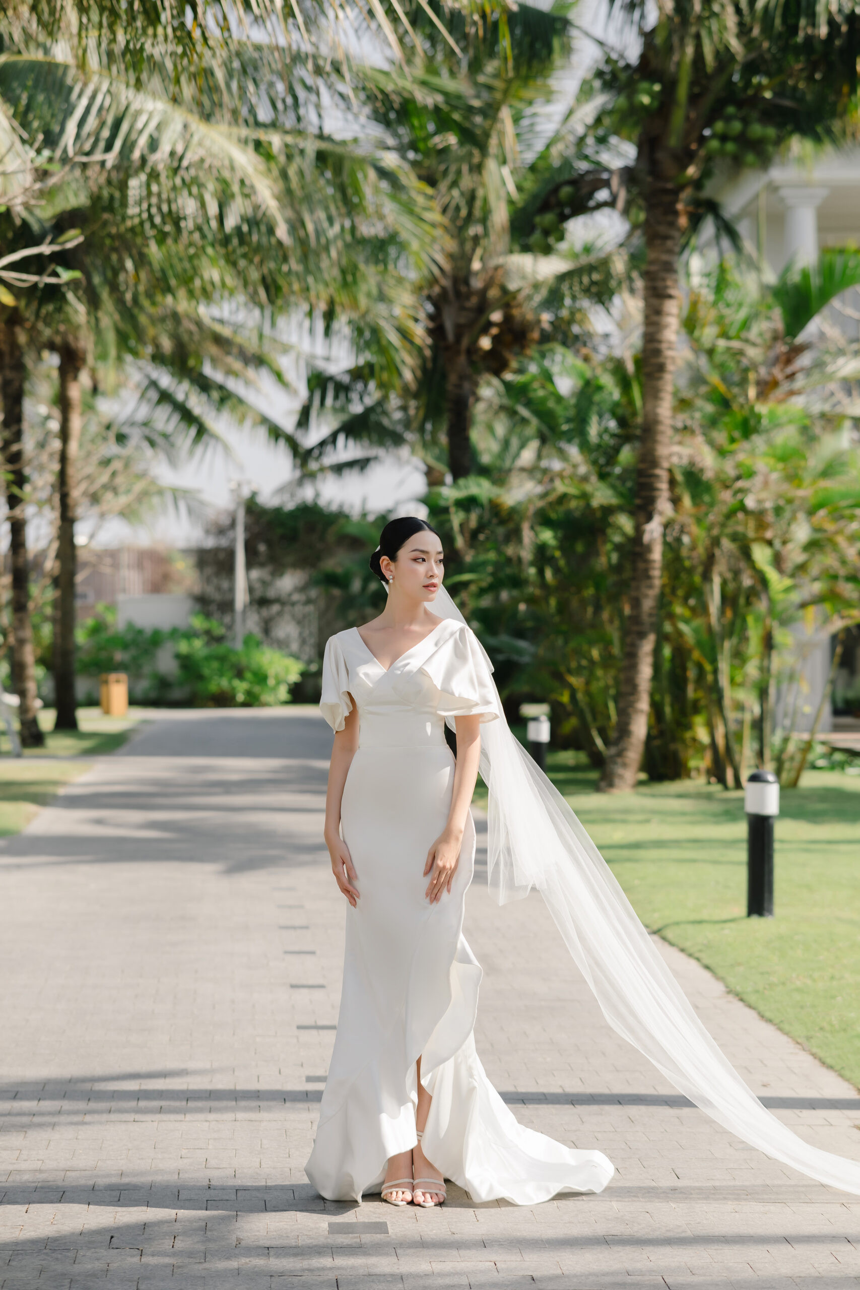 Elegant Minimalist Wedding Dress with Gorgeous Back Details – HAREM's Brides