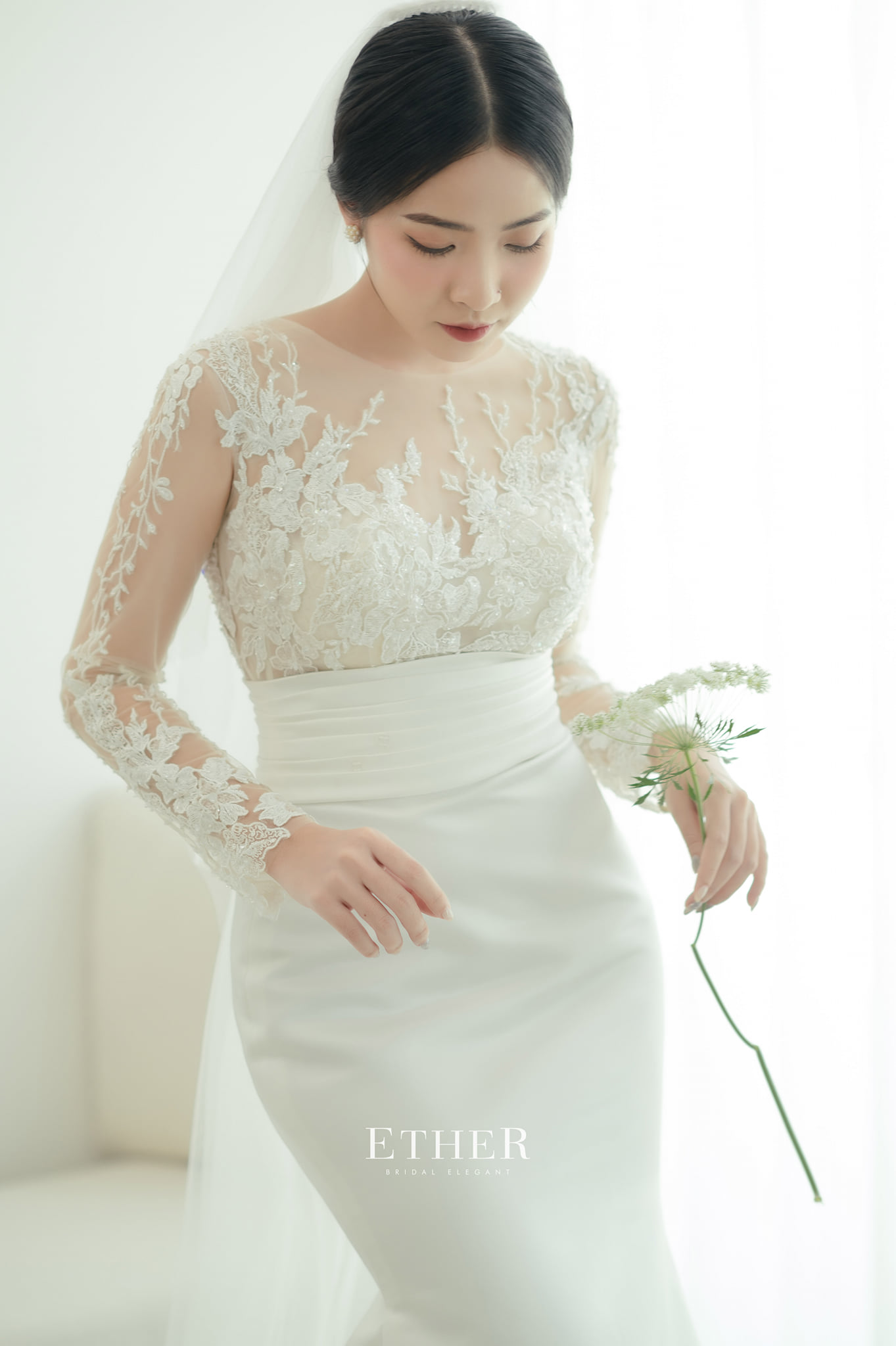 Lace wedding dress helps the bride become gentle and delicate