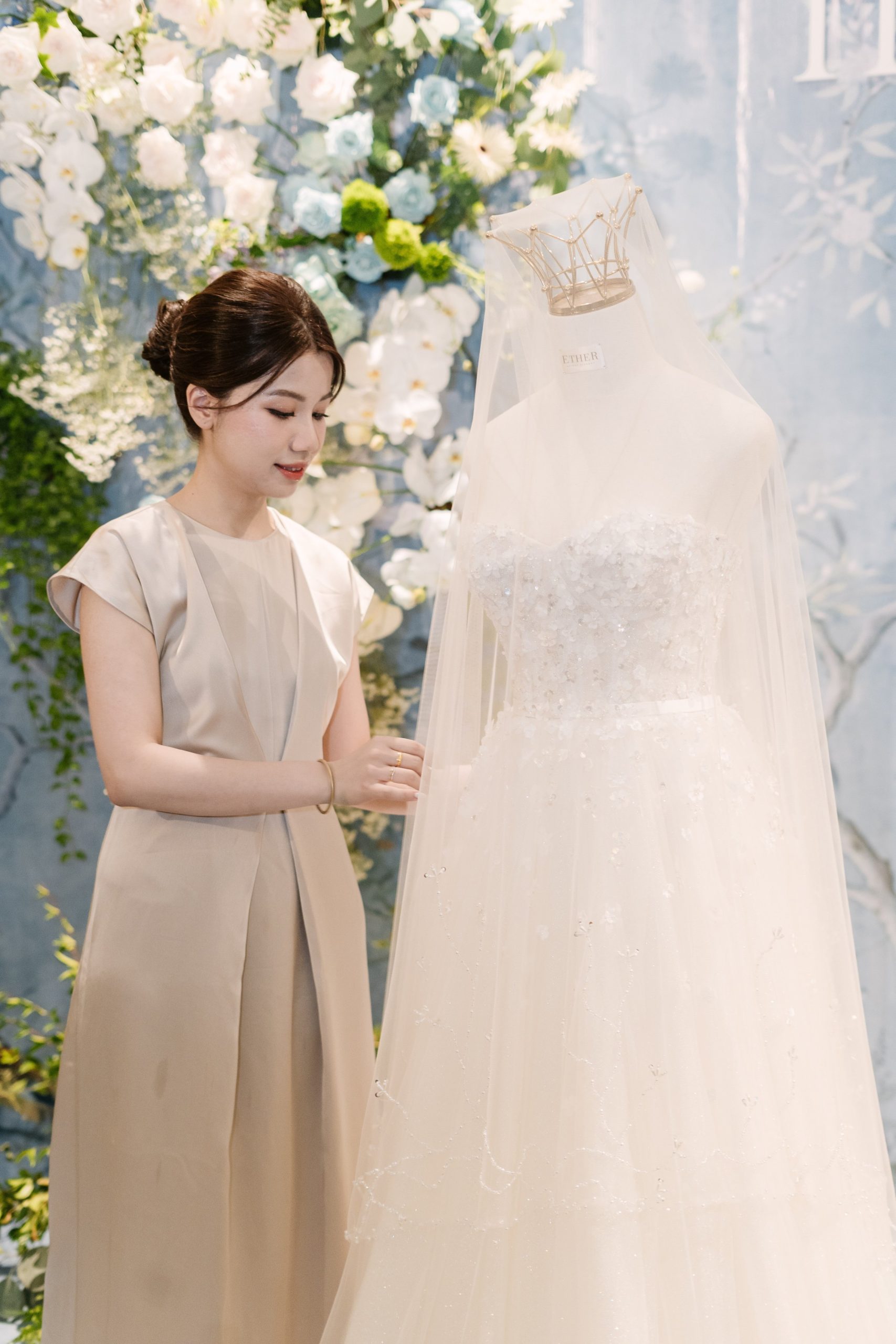 Minimalist, elegant wedding dress that suits each bride's body shape and personal style