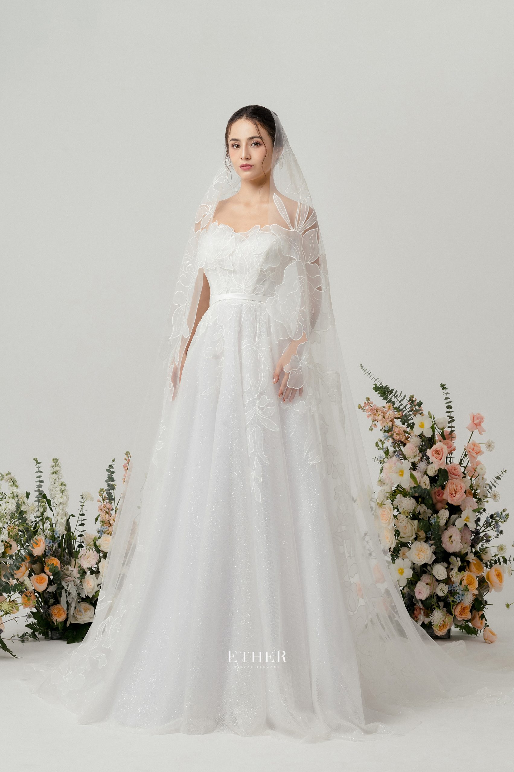 Mẫu váy cưới công chúa có thiết kế ôm sát phần trên  và phần dưới xòe bồng bềnh