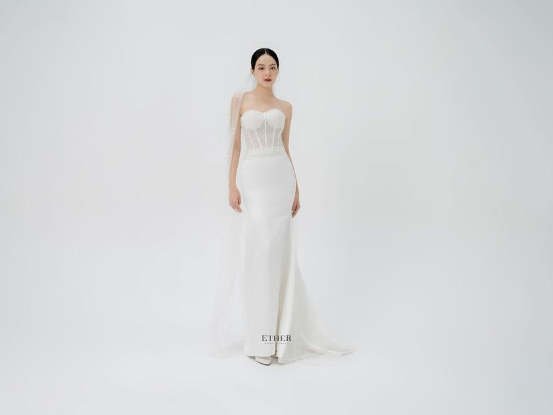 Perfection in every detail: Elegant and Minimalist wedding dress